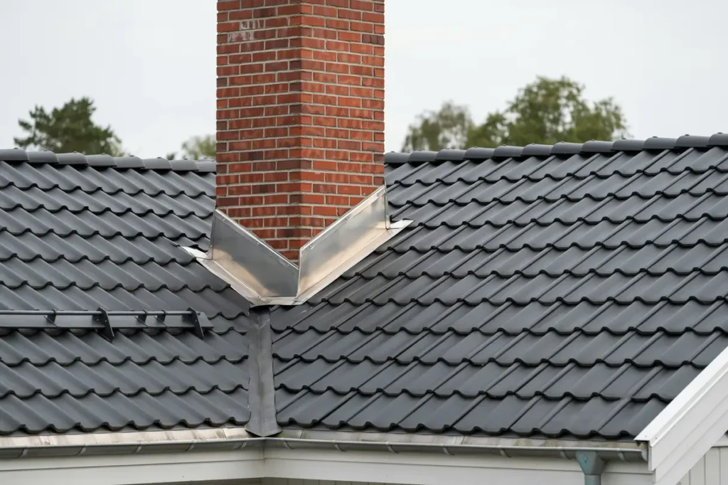 renovering av skorstensbeslag p villa i s tofta