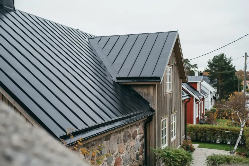 bandt ckt pl t eller dubbelfalsat pl ttak s v ljer du r tt tak f r svensk villa och nordiskt klimat